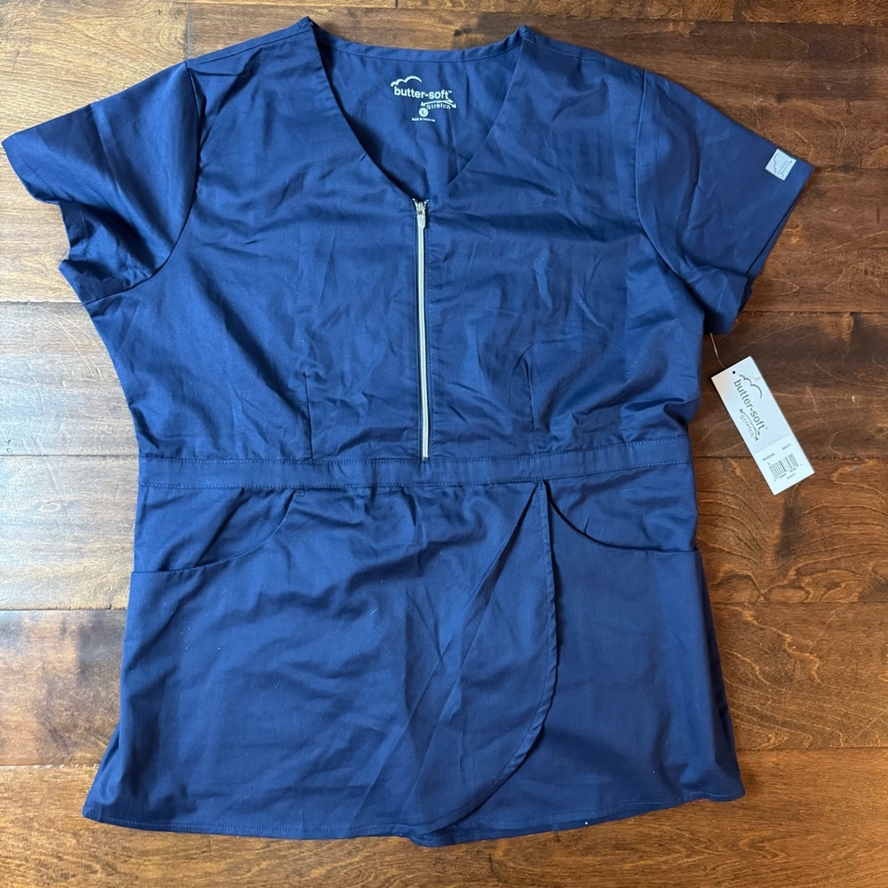 NWT Buttersoft Navy Tulip Bottom Pocket Scrub Top‎ Sz Large